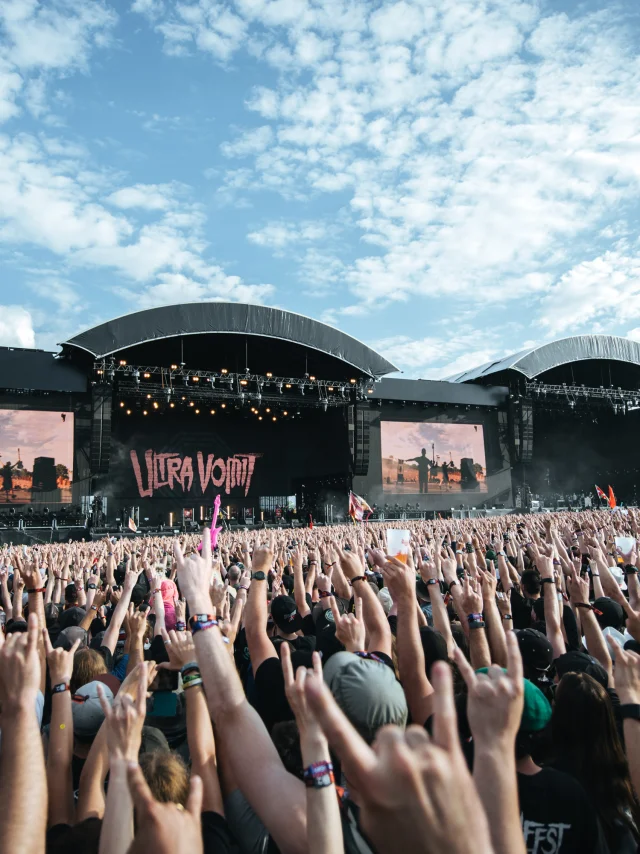 Festivaliers devant Mainstages Hellfest 2019